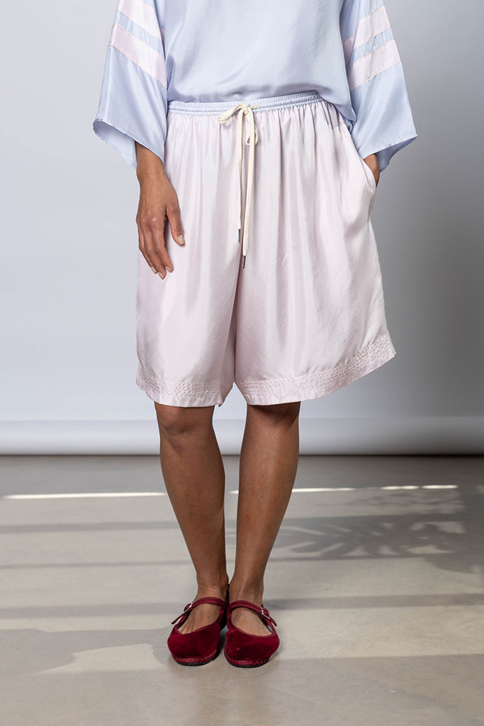 Silk Twill Jomid Shorts - White Lilac/Camas Blue