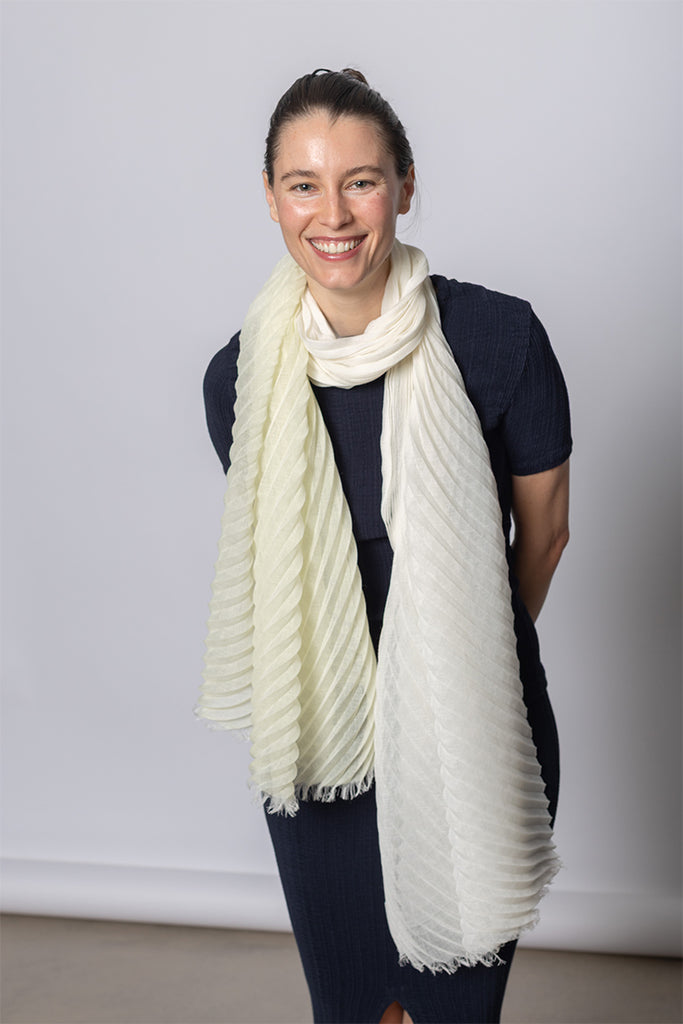Gradation Ramie Pleats Stole - White Hued