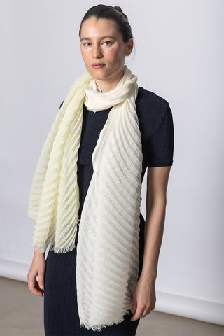 Gradation Ramie Pleats Stole - White Hued