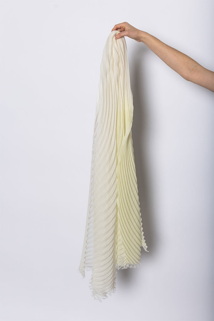 Gradation Ramie Pleats Stole - White Hued