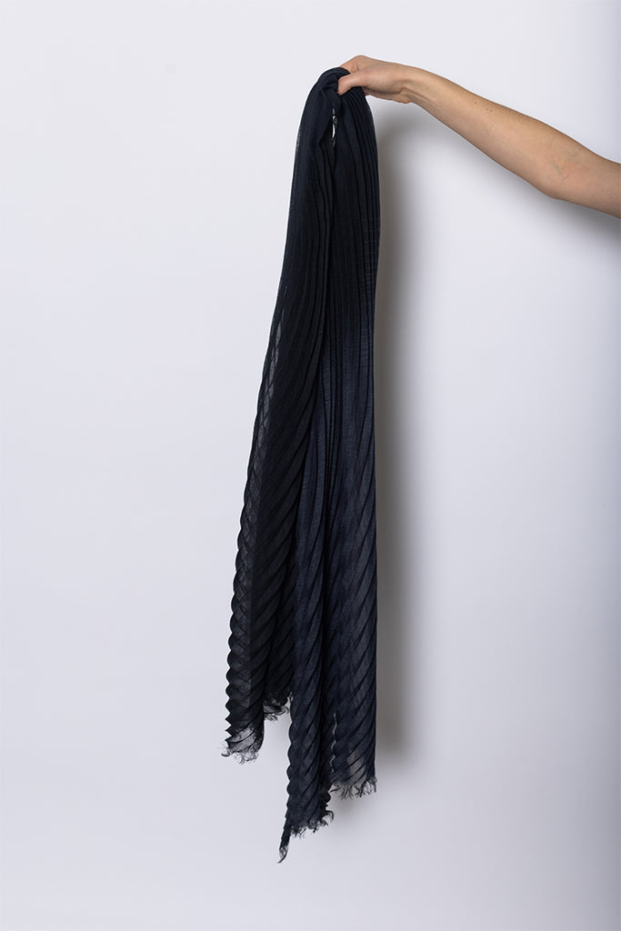 Gradation Ramie Pleats Stole - Black Hued