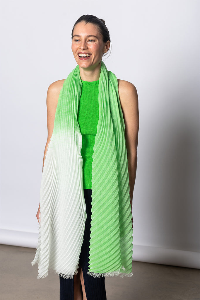Gradation Ramie Pleats Stole - Green Hued