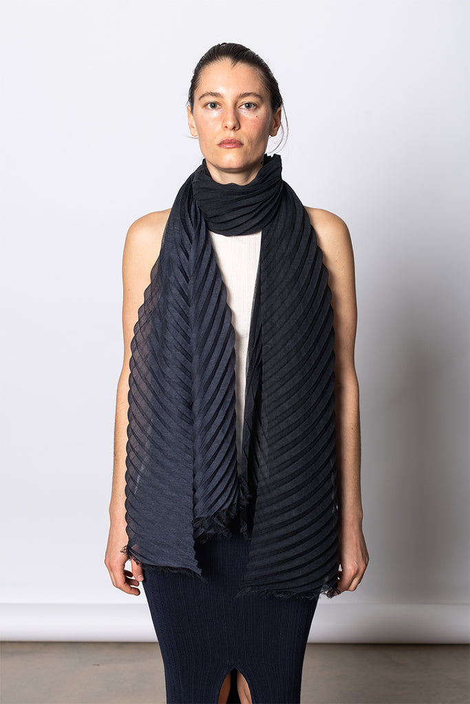 Gradation Ramie Pleats Stole - Black Hued