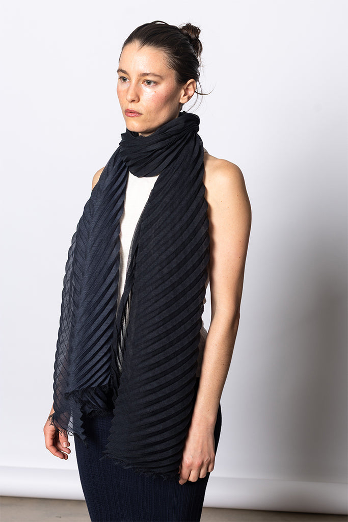 Gradation Ramie Pleats Stole - Black Hued