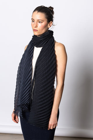 Gradation Ramie Pleats Stole - Black Hued