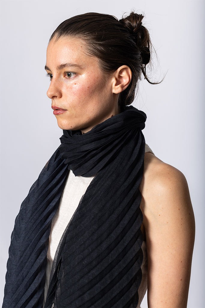 Gradation Ramie Pleats Stole - Black Hued