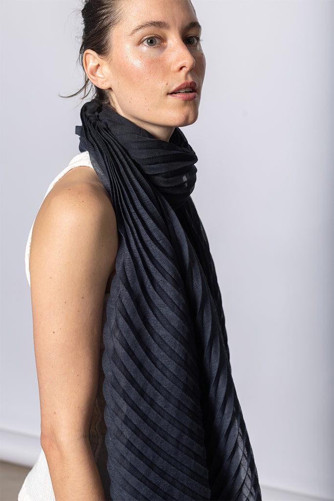 Gradation Ramie Pleats Stole - Black Hued