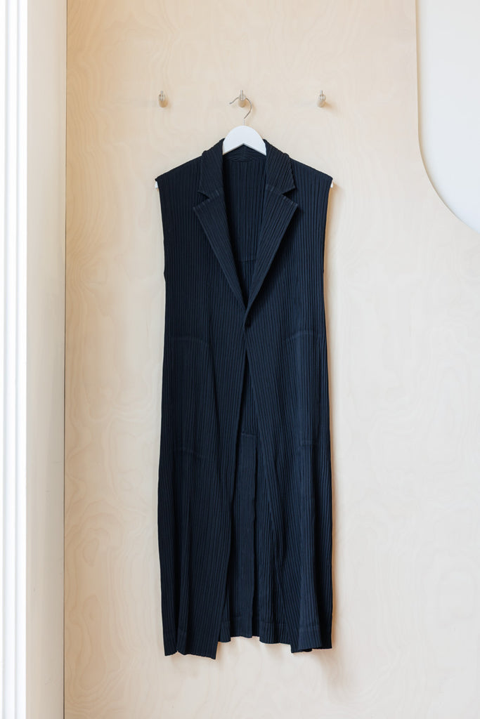 Issey Miyake Pleated Sleeveless Jacket - Black