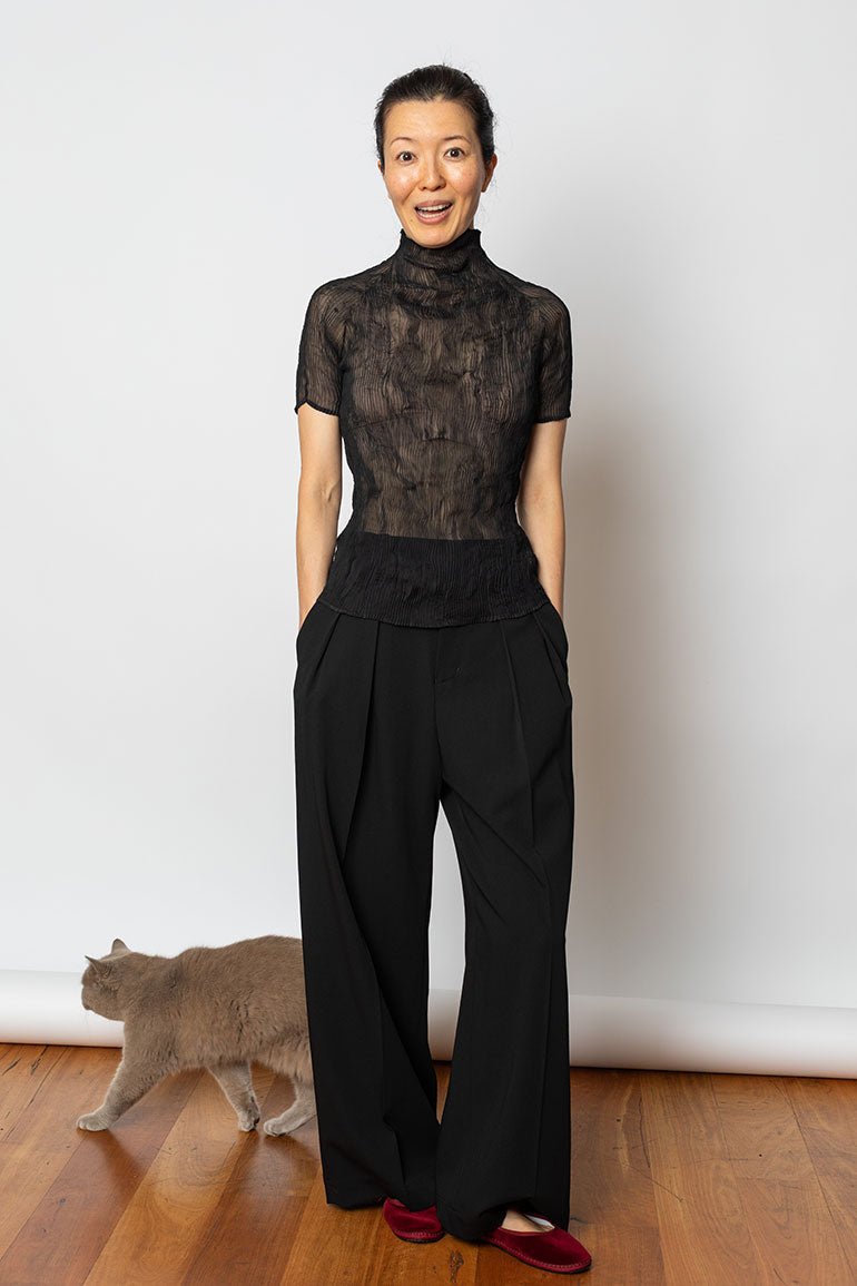 トップス ISSEY MIYAKE CHIFFON TWIST BLACK CHIFFON TWIST BK/WT Short-sleeved Top Black – The official
